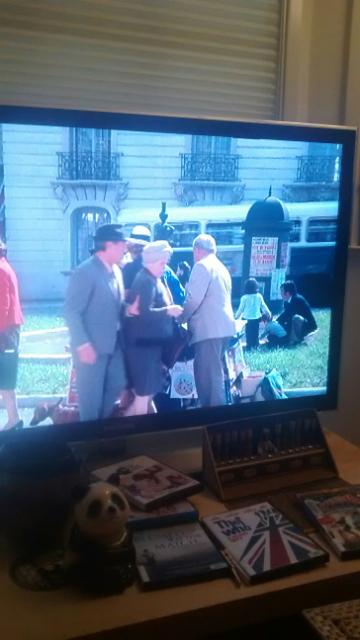 I see a Panda piggy bang, a Samsung flat screen tv, a lady walking her dog, The Who at Kilburn, Buckaroo banzai, the last supper envisioned or revisioned by some Africans, Blessed is The Match which I've never seen although I know the song, Yale Beats Harvard, The Readers Companonion to American History, a rake bowl, TheTImesOfHarveyMilk...